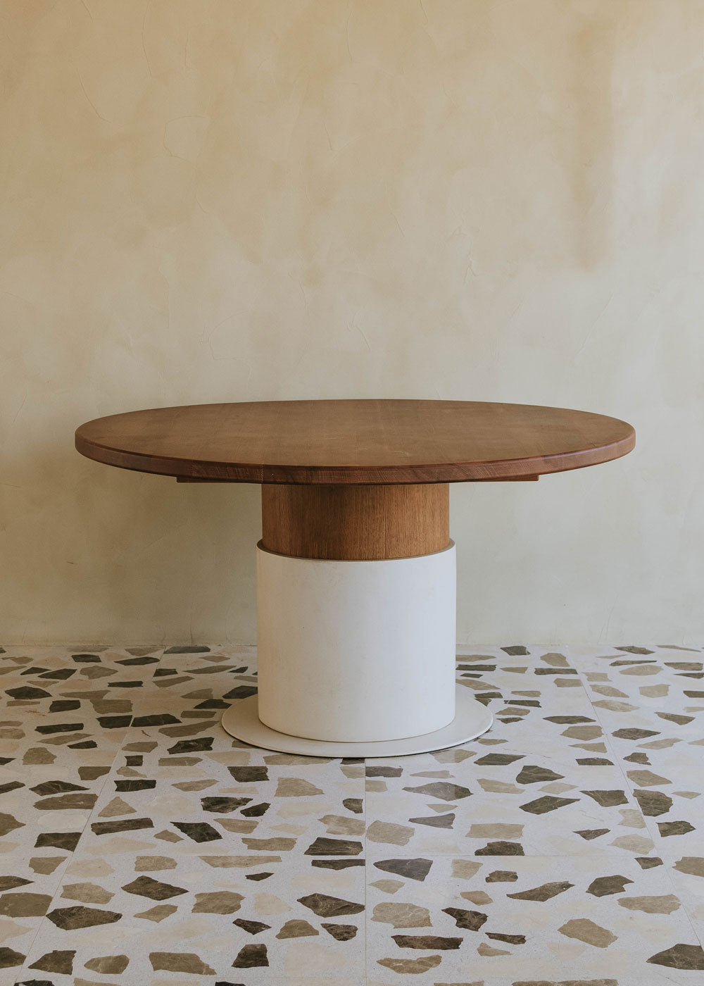 Mesa de comedor circular con sobre de madera 