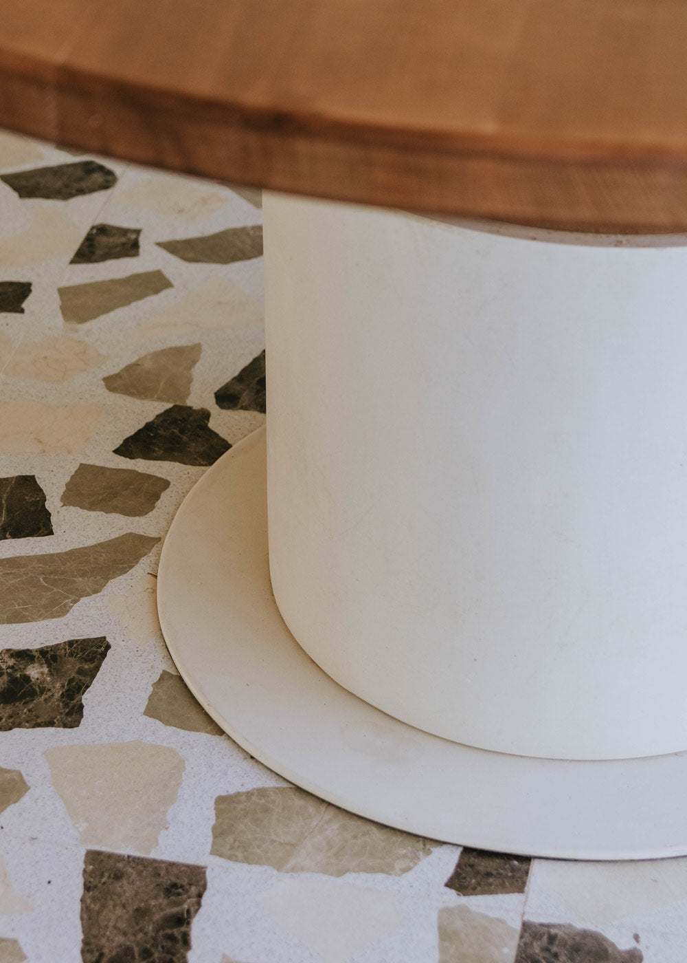 Mesa de comedor circular con sobre de madera
