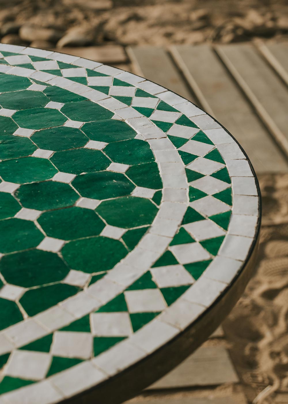 Mesa circular de hierro con mosaico de azulejos