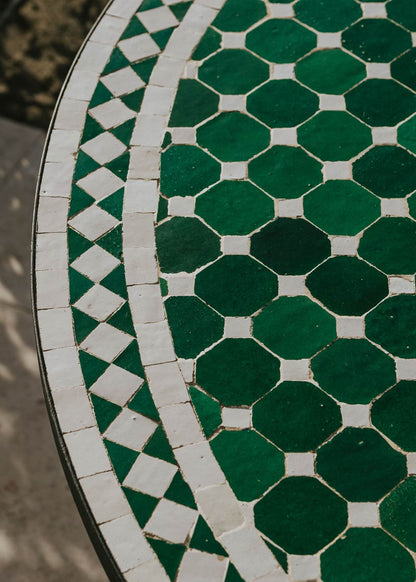 Mesa circular de hierro con mosaico de azulejos