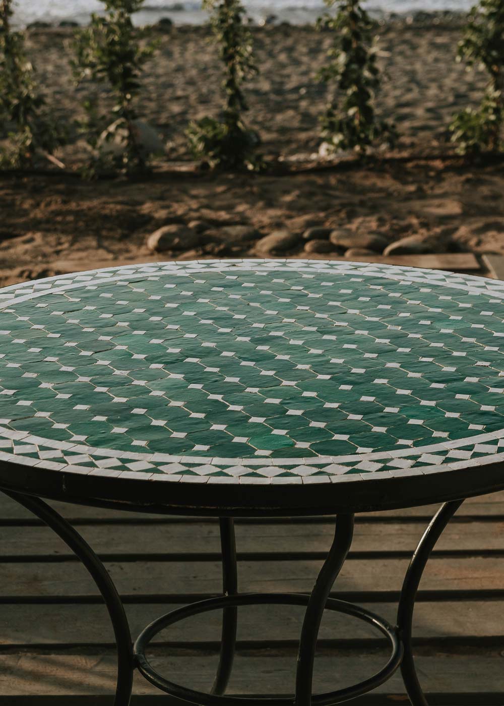 Mesa circular de hierro con mosaico de azulejos