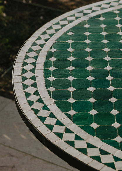 Mesa circular de hierro con mosaico de azulejos