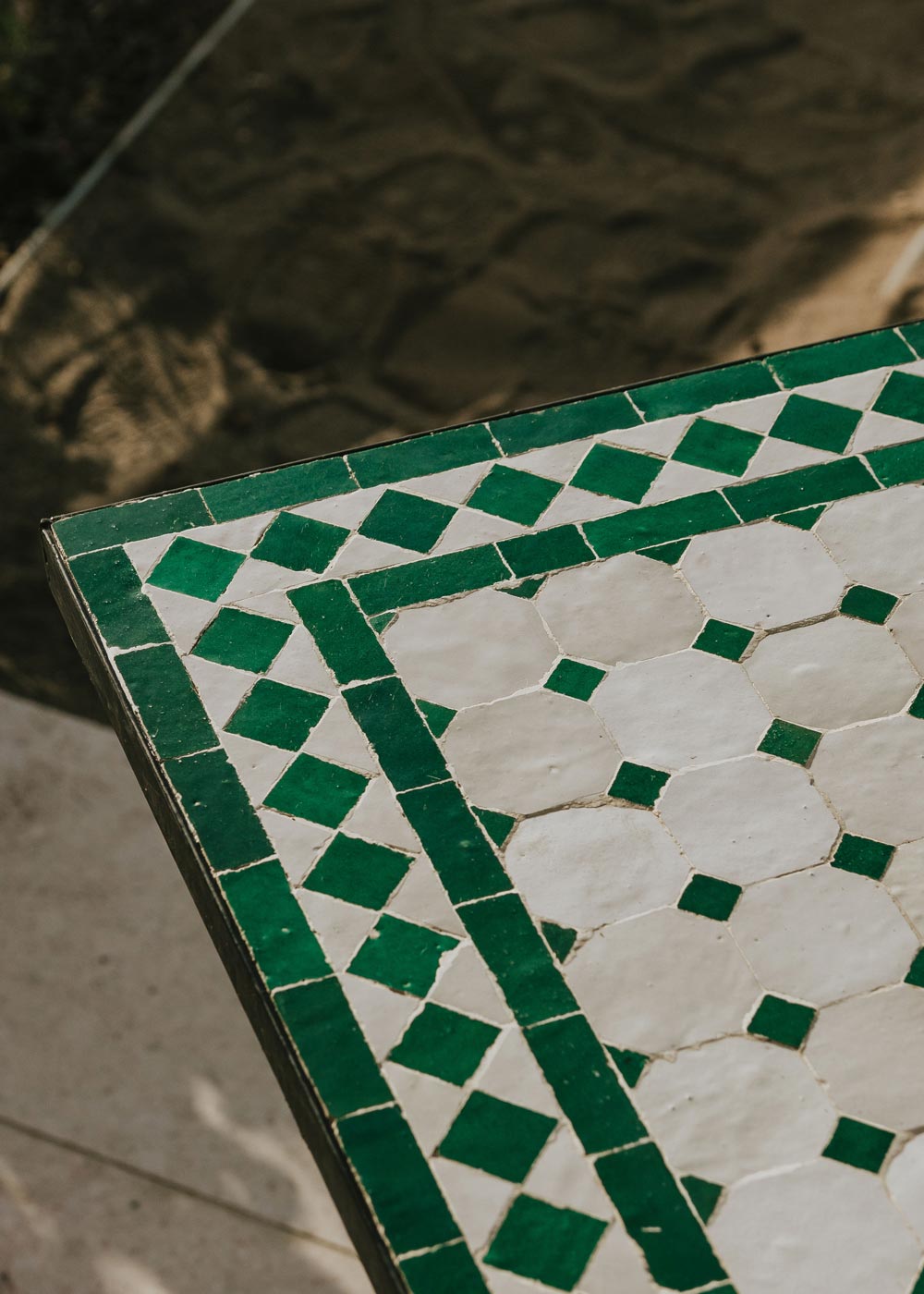 Mesa cuadrada de hierro con mosaico de azulejos