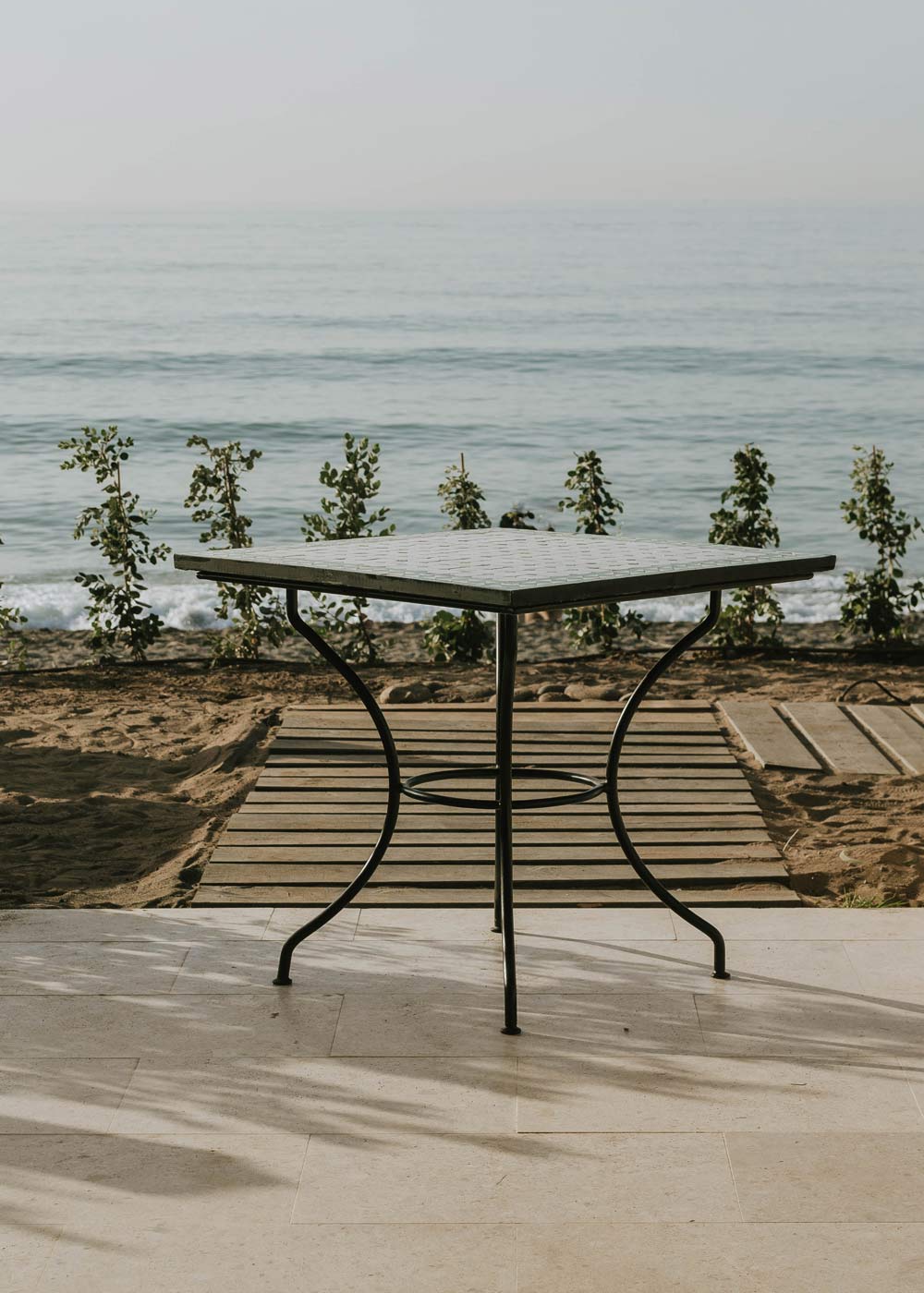 Mesa cuadrada de hierro con mosaico de azulejos