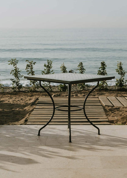 Mesa cuadrada de hierro con mosaico de azulejos