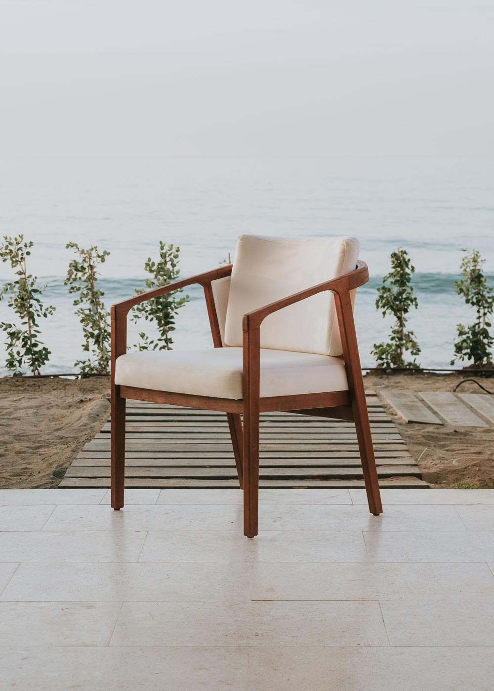 Butaca blanca de exterior en madera con reposabrazos