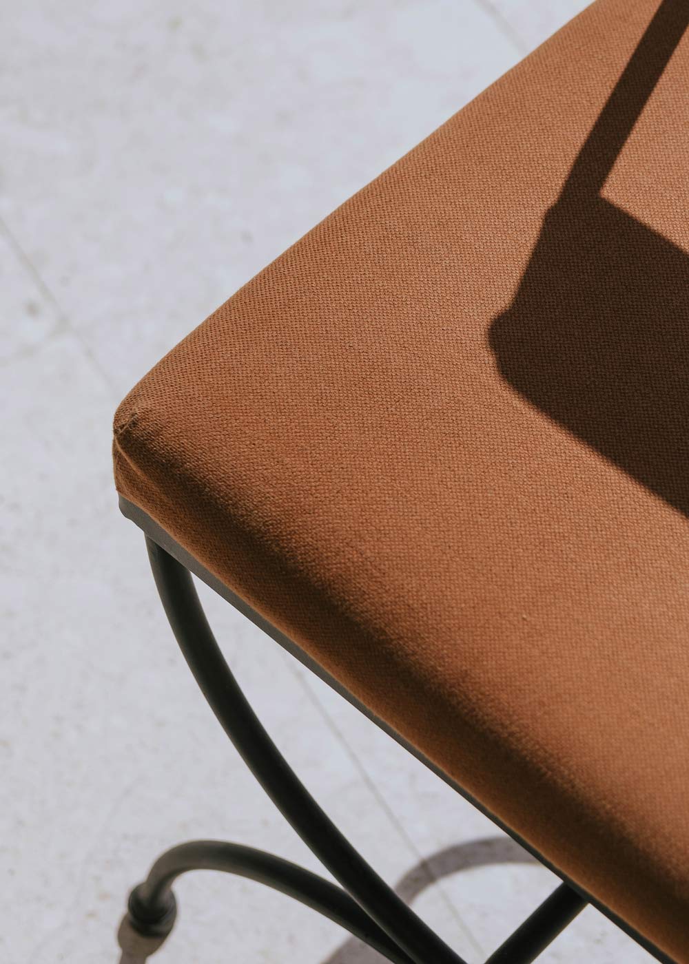 Silla exterior de acero color teja