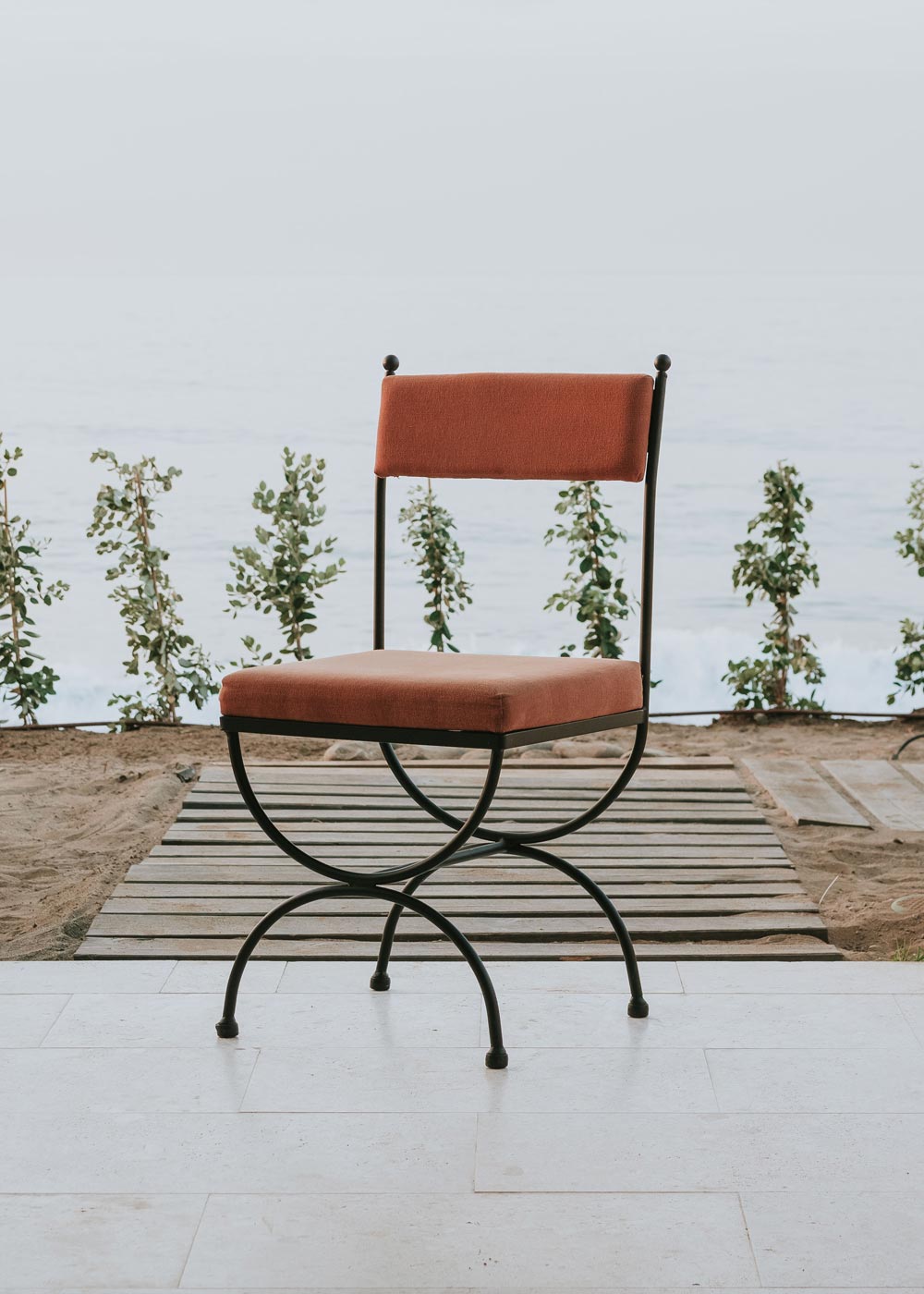 Silla exterior de acero color teja