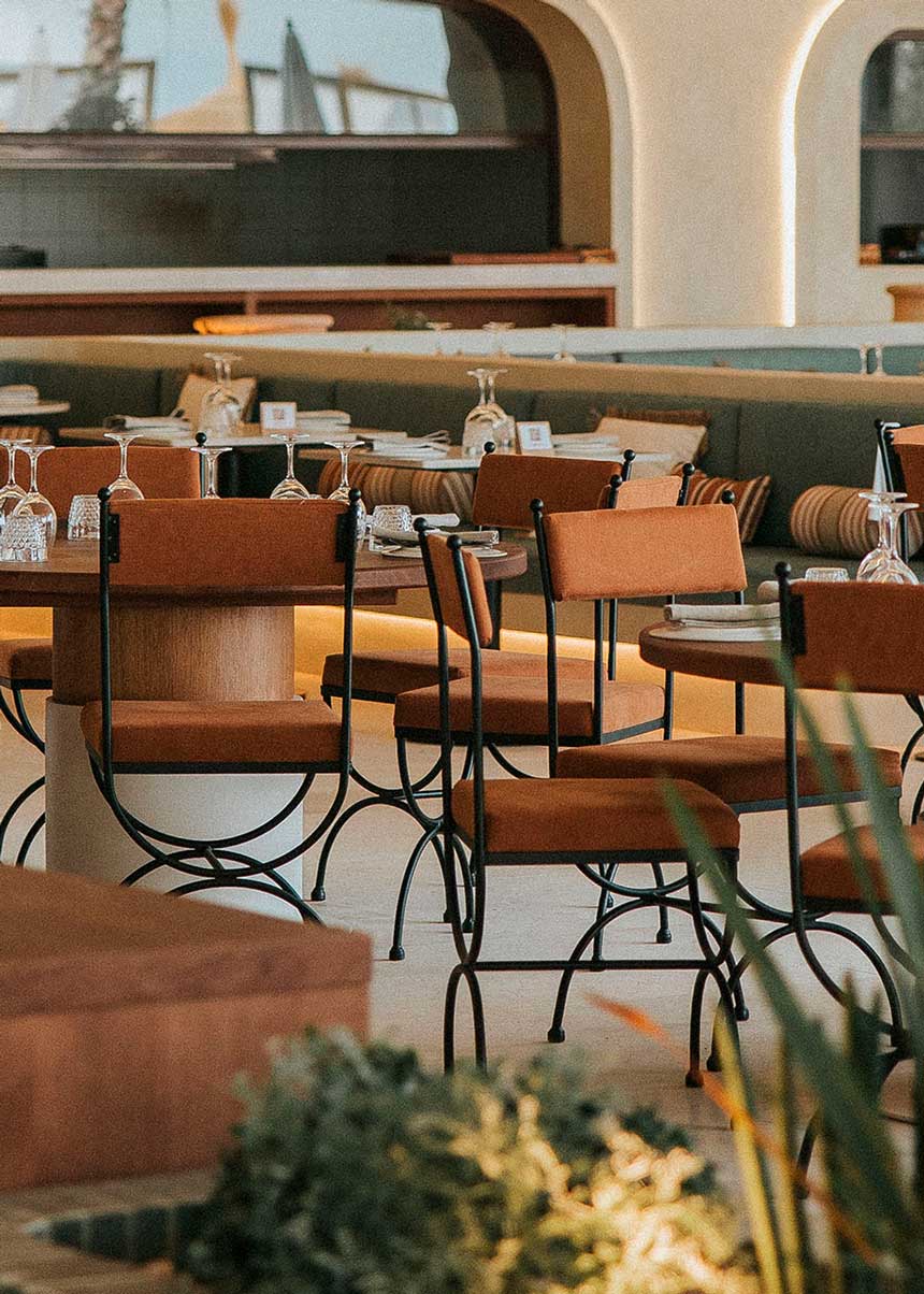 Silla de exterior con estructura de hierro forjado negro tapizada en color caldero.