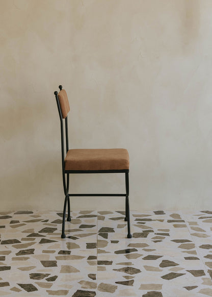 Silla de exterior con estructura de hierro forjado negro tapizada en color caldero