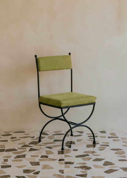 Silla de exterior con estructura de hierro negro tapizada en color pistacho