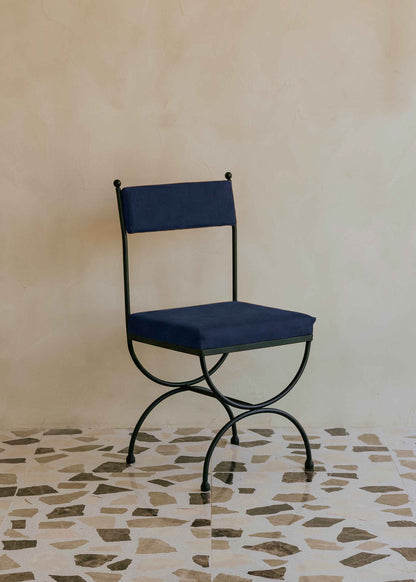 Silla de exterior con estructura de hierro negro tapizada en color azul marino