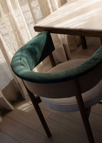 Silla de madera de haya tapizada terciopelo verde y beige. La parte trasera del respaldo está cubierta con tela de yute.