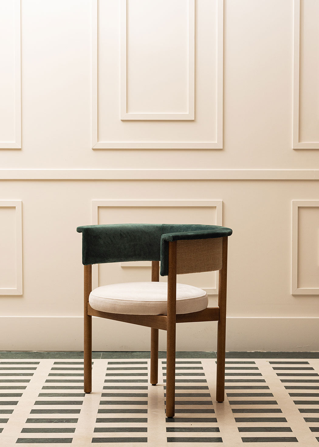 Silla de madera de haya tapizada terciopelo verde y beige. La parte trasera del respaldo está cubierta con tela de yute.