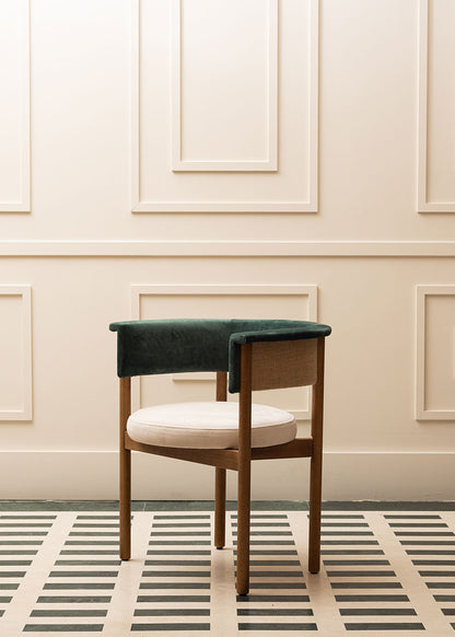 Silla de madera de haya tapizada terciopelo verde y beige. La parte trasera del respaldo está cubierta con tela de yute.