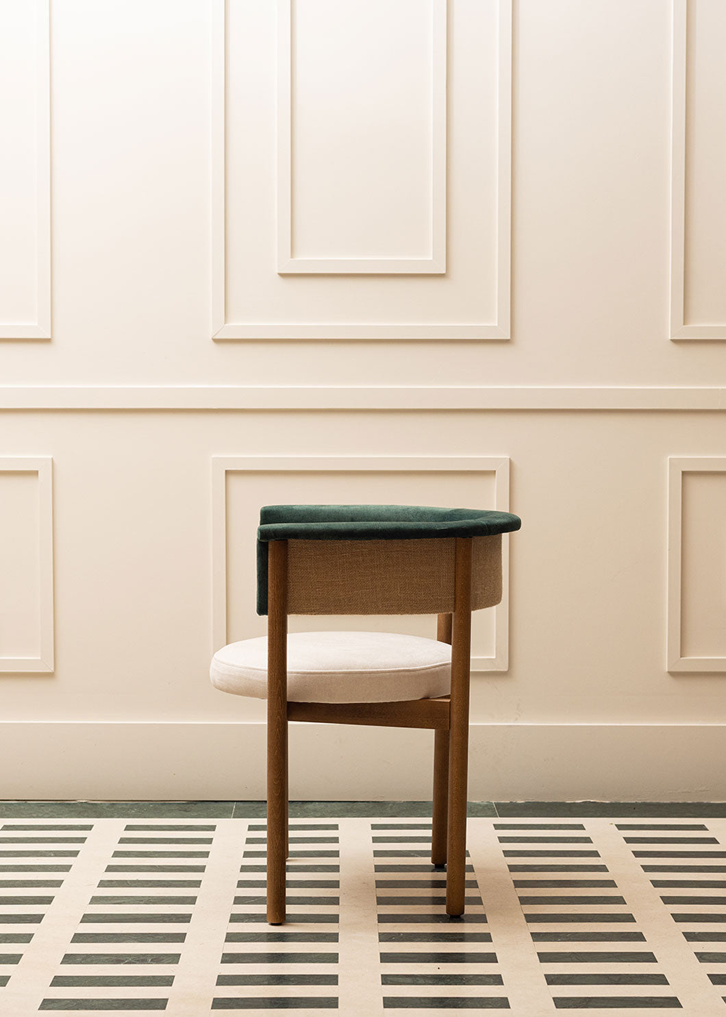 Silla de madera de haya tapizada terciopelo verde y beige. La parte trasera del respaldo está cubierta con tela de yute.