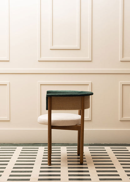 Silla de madera de haya tapizada terciopelo verde y beige. La parte trasera del respaldo está cubierta con tela de yute.