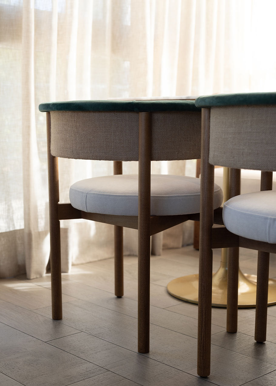 Silla de madera de haya tapizada terciopelo verde y beige. La parte trasera del respaldo está cubierta con tela de yute.