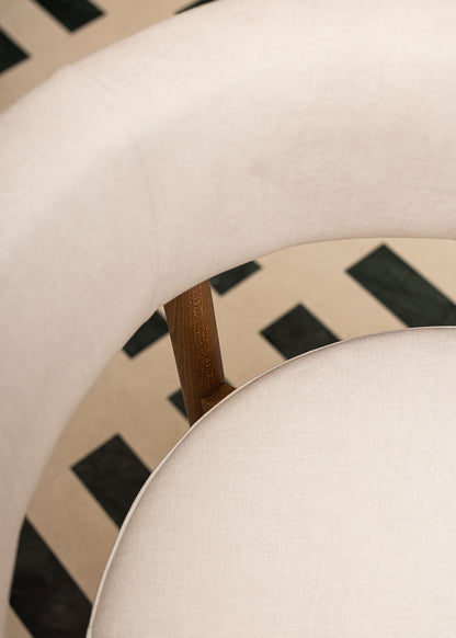 Silla de madera de haya tapizada con terciopelo beige. 