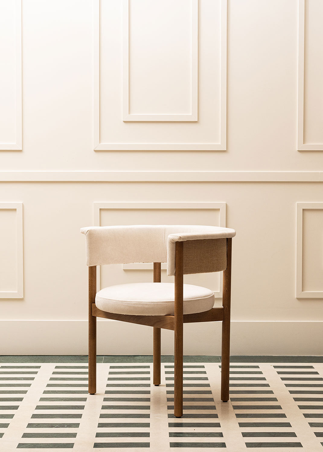 Silla de madera de haya tapizada con terciopelo beige. 