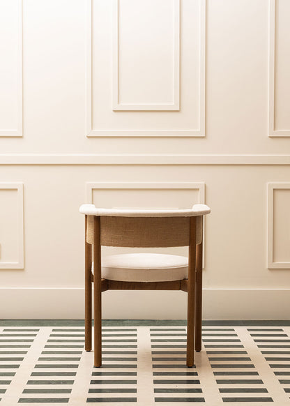 Silla de madera de haya tapizada con terciopelo beige. 