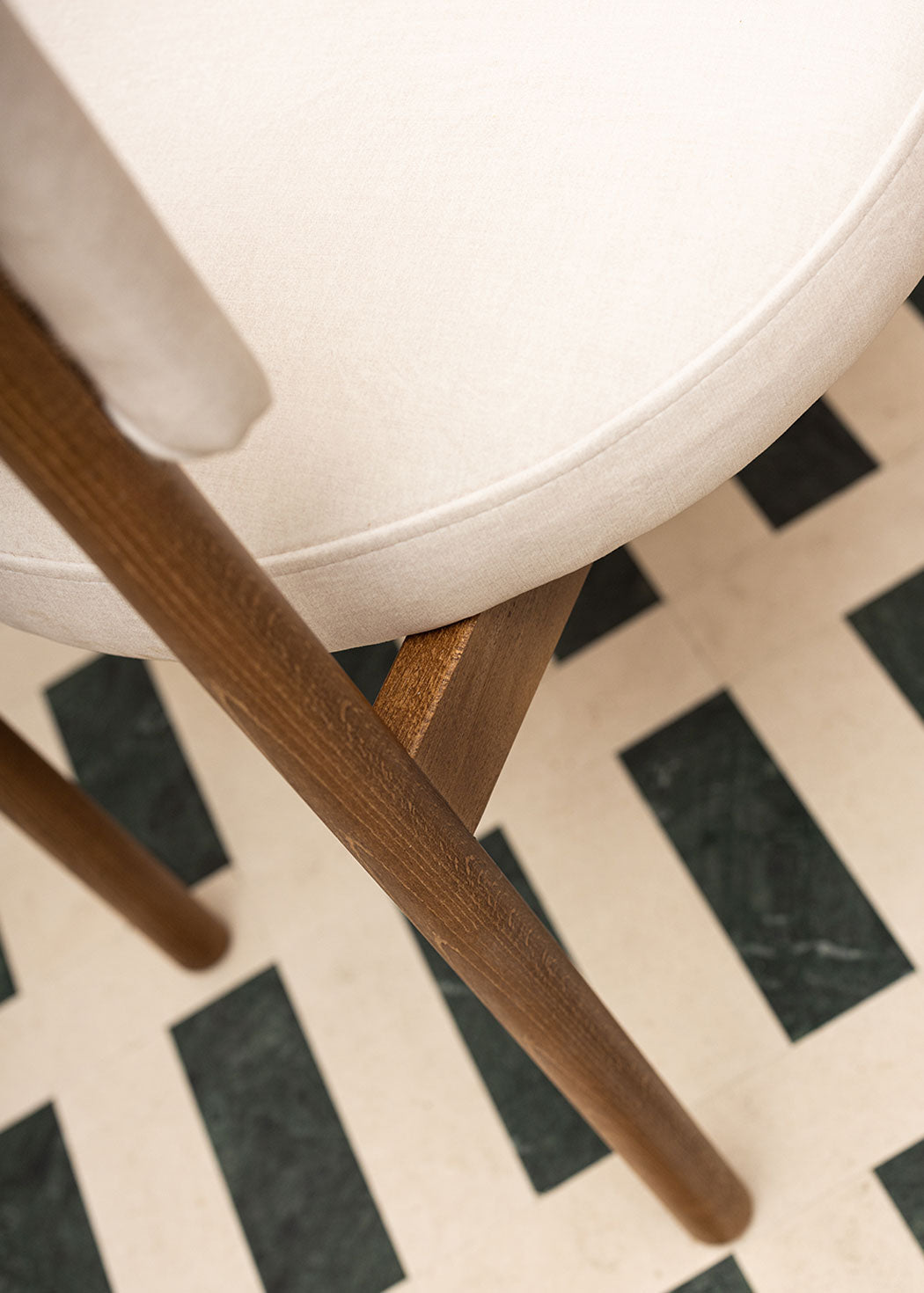 Silla de madera de haya tapizada con terciopelo beige. 