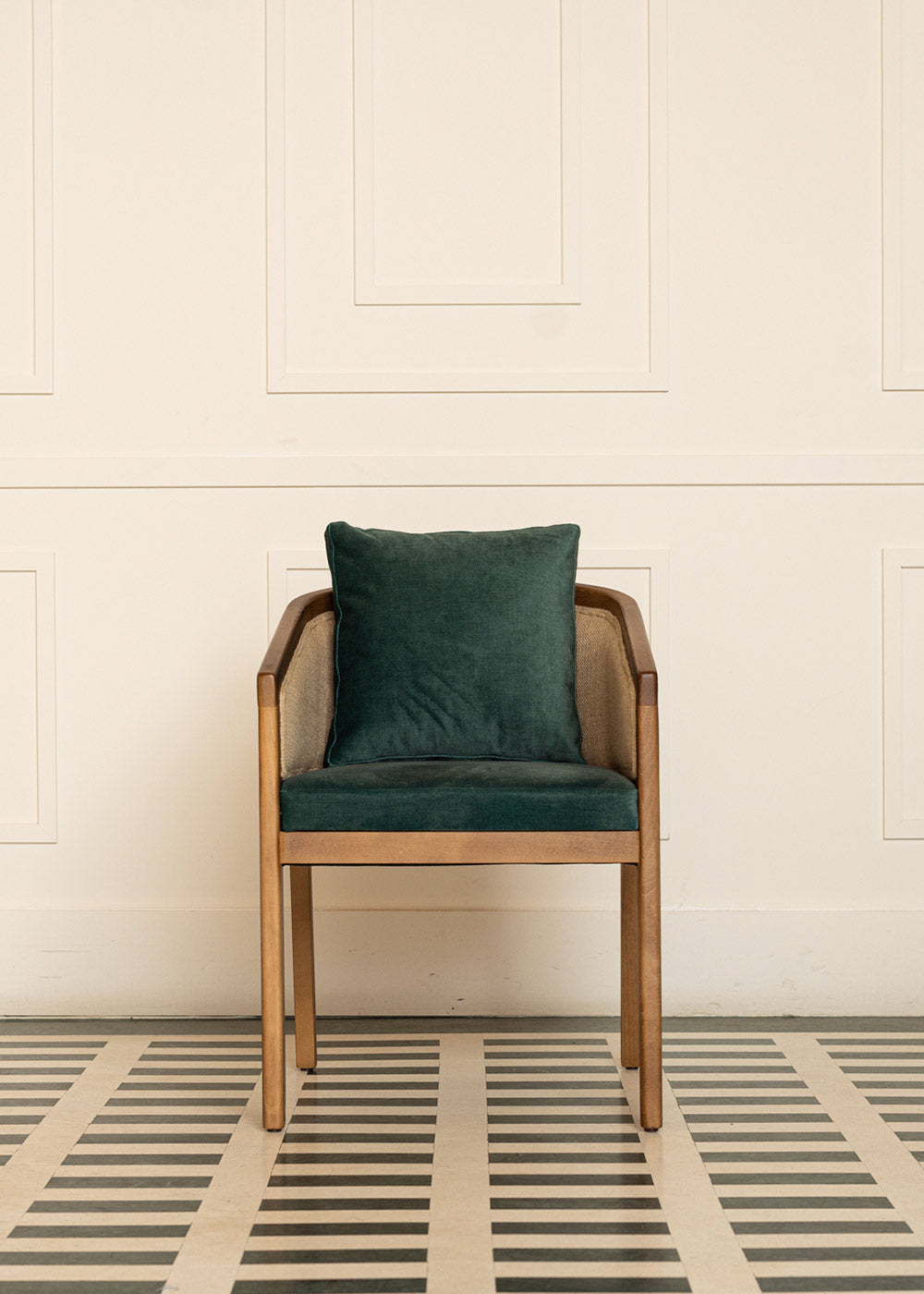 Butaca de madera de haya tapizada con terciopelo verde