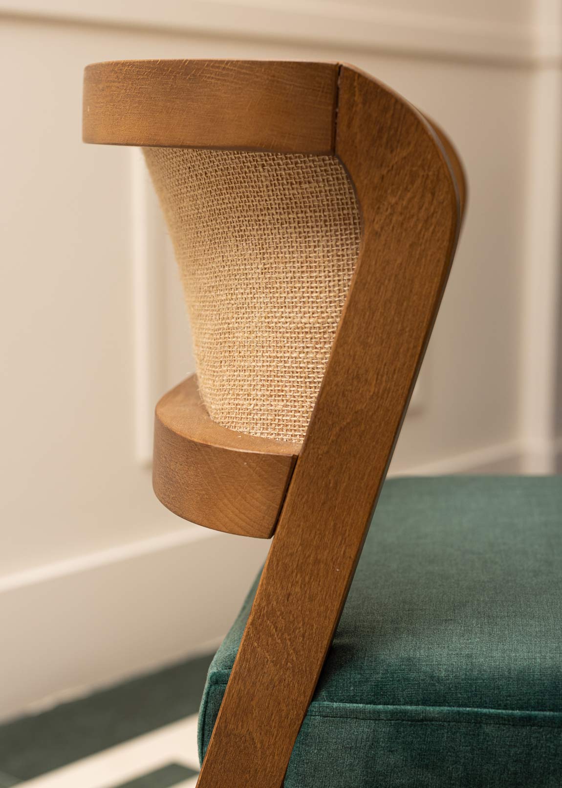 Silla de madera tapizada con terciopelo verde