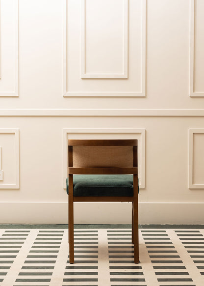 Silla de madera tapizada con terciopelo verde