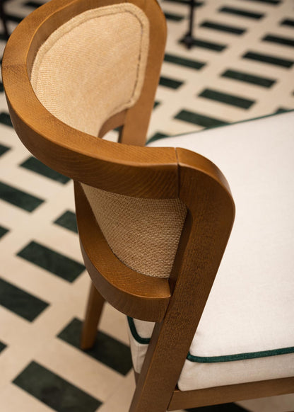 Silla de madera tapizada con terciopelo beige y verde