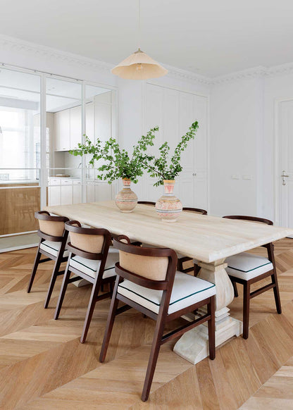 Silla de madera de haya tapizada con terciopelo beige, vivo en terciopelo verde y respaldo de tela de yute.