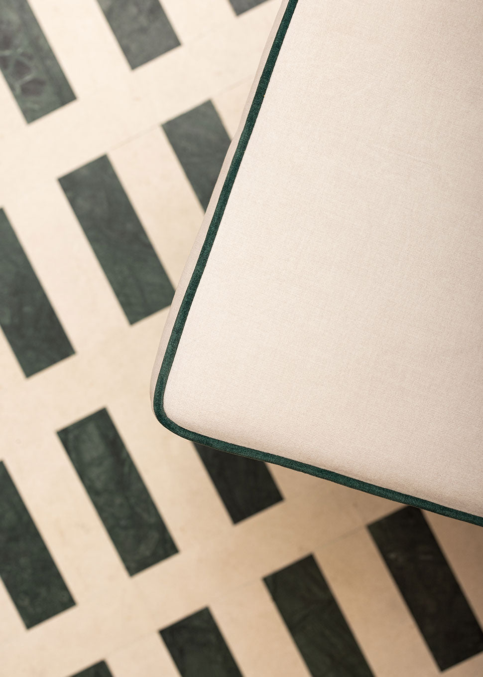 Silla de madera de haya tapizada con terciopelo beige, vivo en terciopelo verde y respaldo de tela de yute.