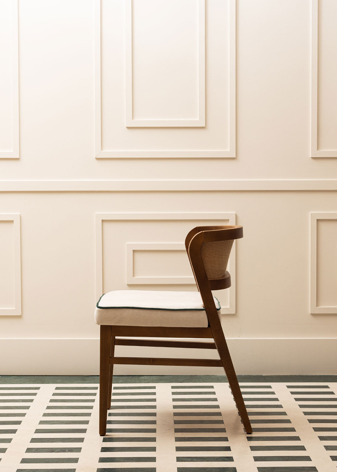 Silla de madera de haya tapizada con terciopelo beige, vivo en terciopelo verde y respaldo de tela de yute.