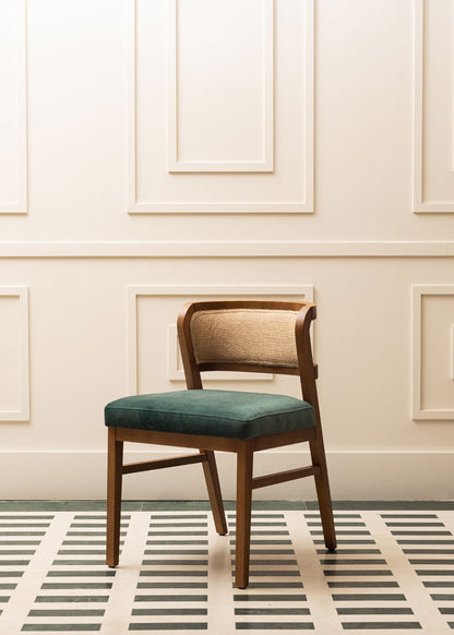Silla de madera de haya tapizada con terciopelo verde y respaldo de tela de yute.