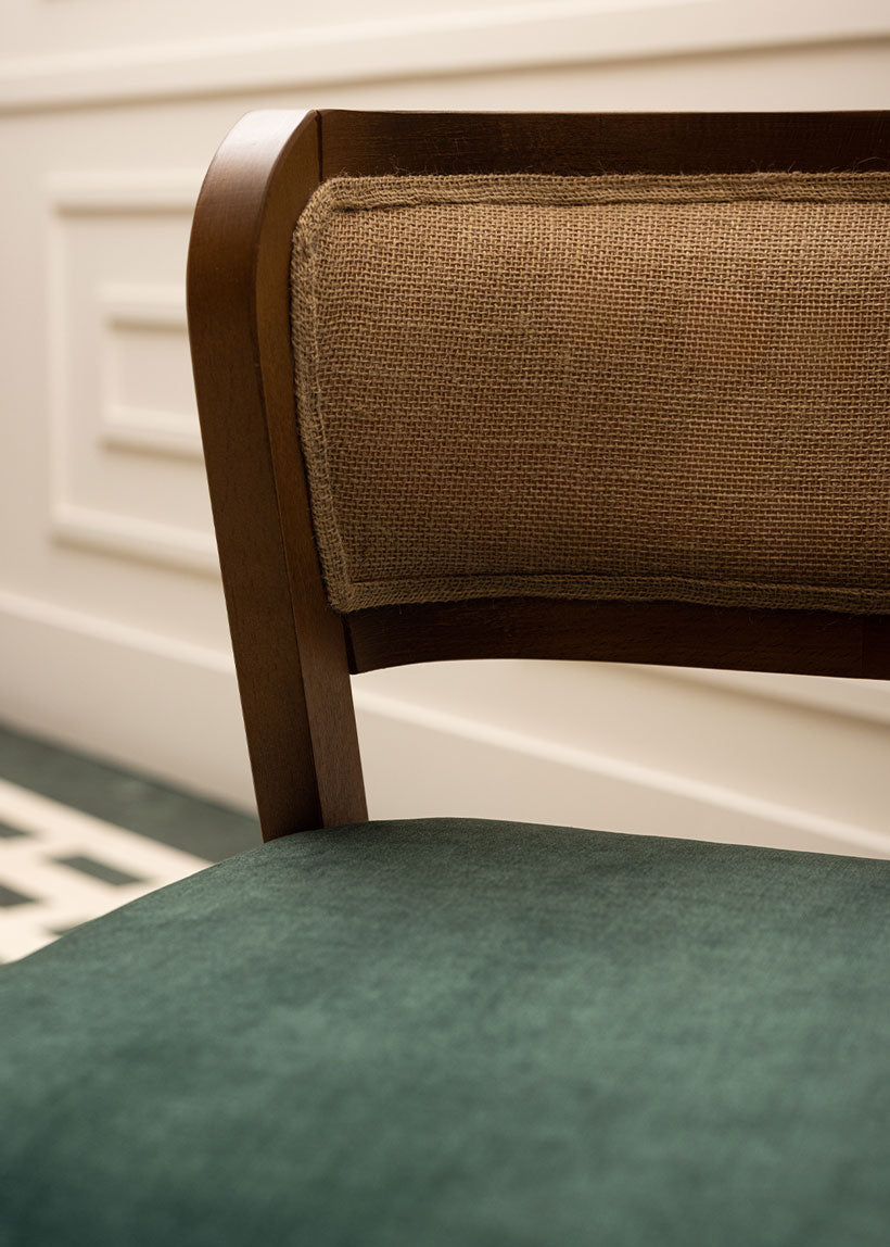 Silla de madera de haya tapizada con terciopelo verde y respaldo de tela de yute.