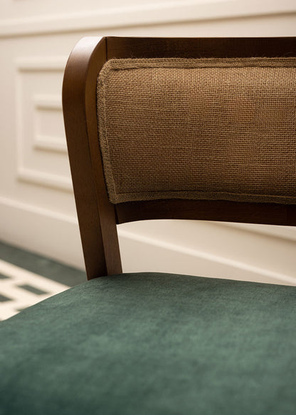 Silla de madera de haya tapizada con terciopelo verde y respaldo de tela de yute.