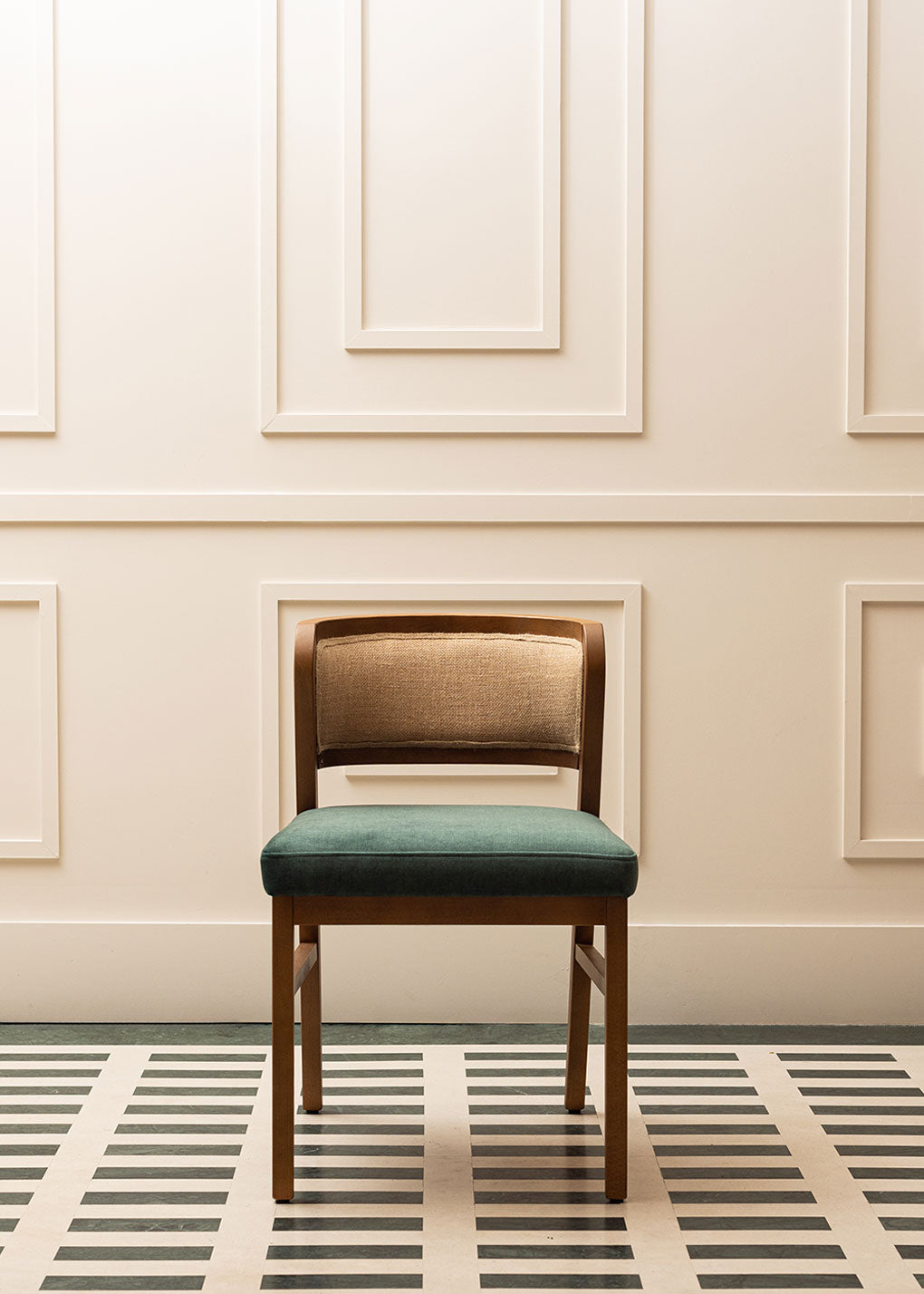 Silla de madera de haya tapizada con terciopelo verde y respaldo de tela de yute.