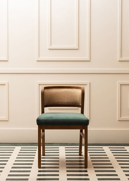 Silla de madera de haya tapizada con terciopelo verde y respaldo de tela de yute.