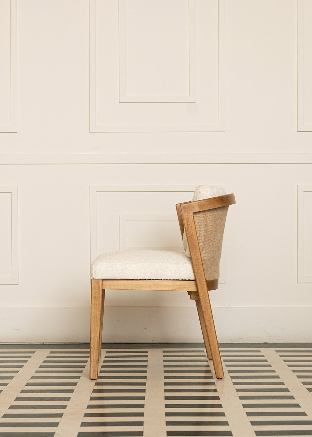 Silla de madera tapizada en tela beige