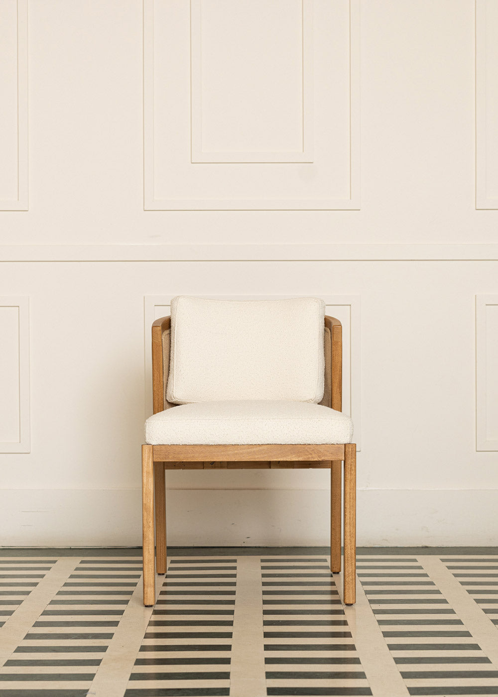 Silla de madera tapizada en tela beige