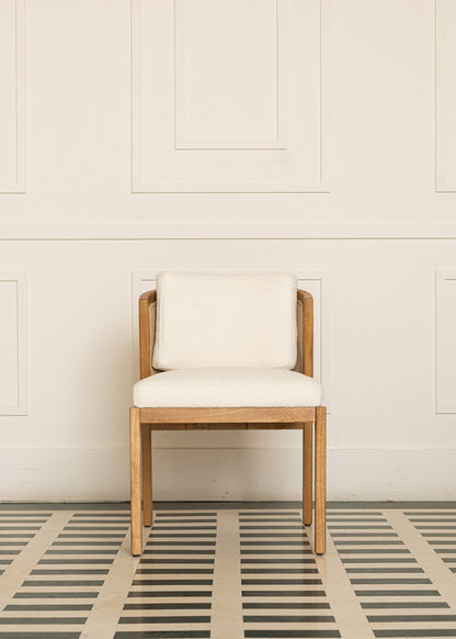 Silla de madera tapizada en tela beige