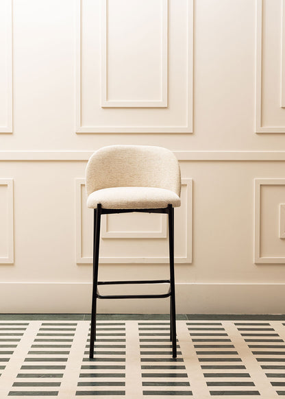 Taburete tapizado en tela beige con estructura de hierro acabado en negro