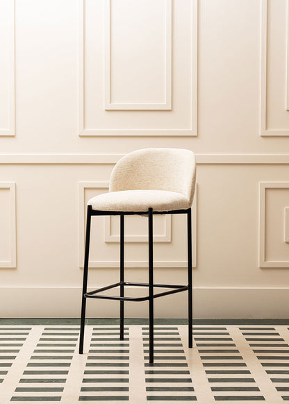 Taburete tapizado en tela beige con estructura de hierro acabado en negro