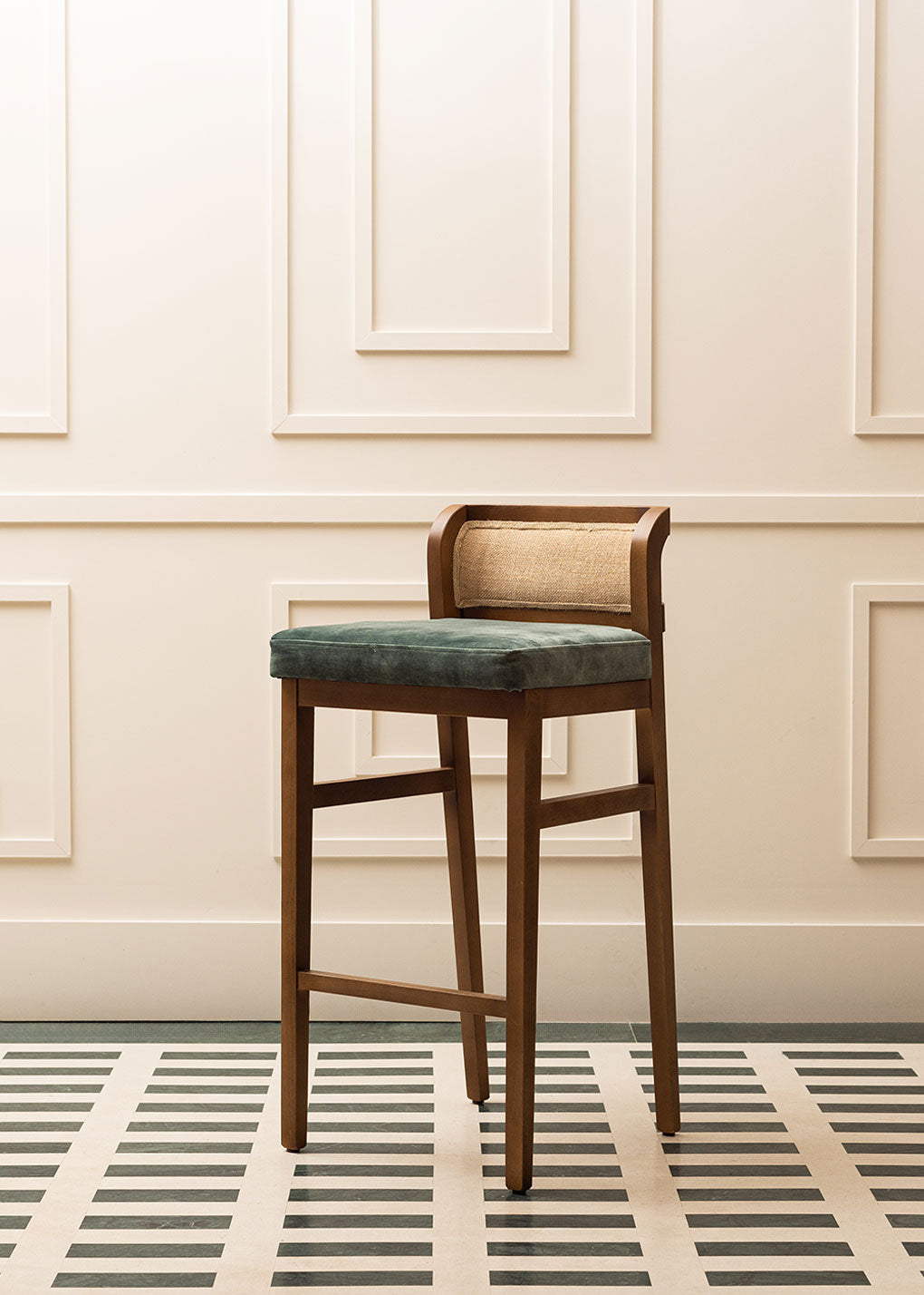 Taburete con estructura de madera de haya tapizado en terciopelo verde con respaldo de tela de yute