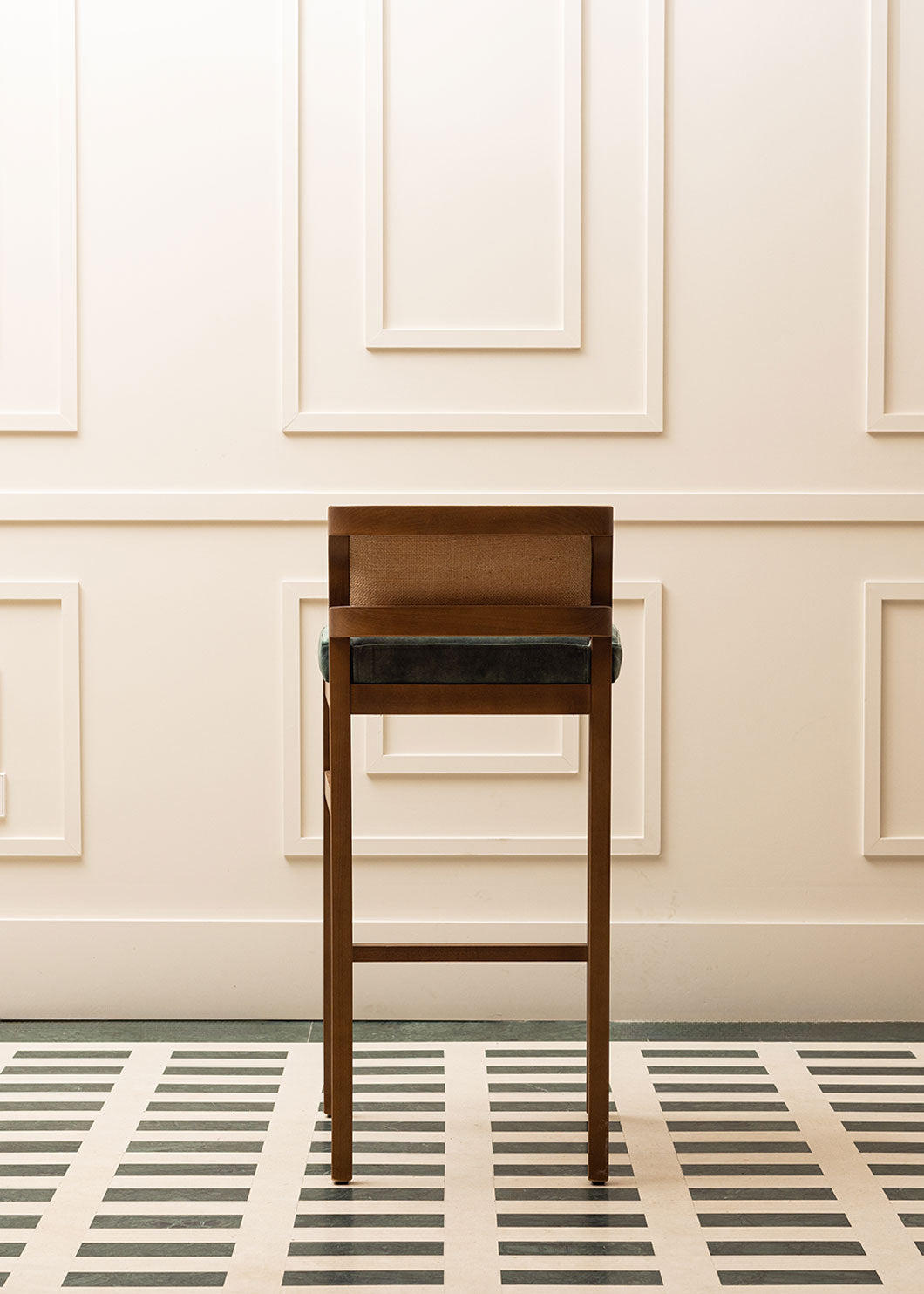 Taburete con estructura de madera de haya tapizado en terciopelo verde con respaldo de tela de yute