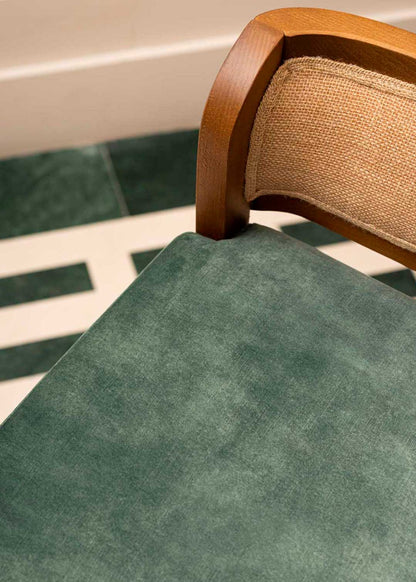 Taburete con estructura de madera de haya tapizado en terciopelo verde con respaldo de tela de yute