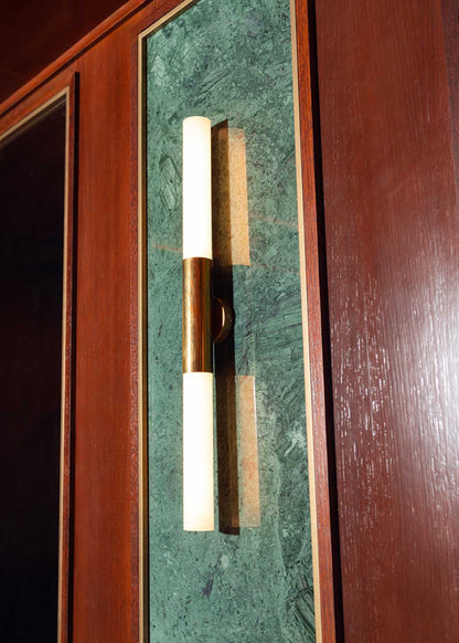 Aplique de pared de latón bruto con tulipas de metacrilato glaseado.