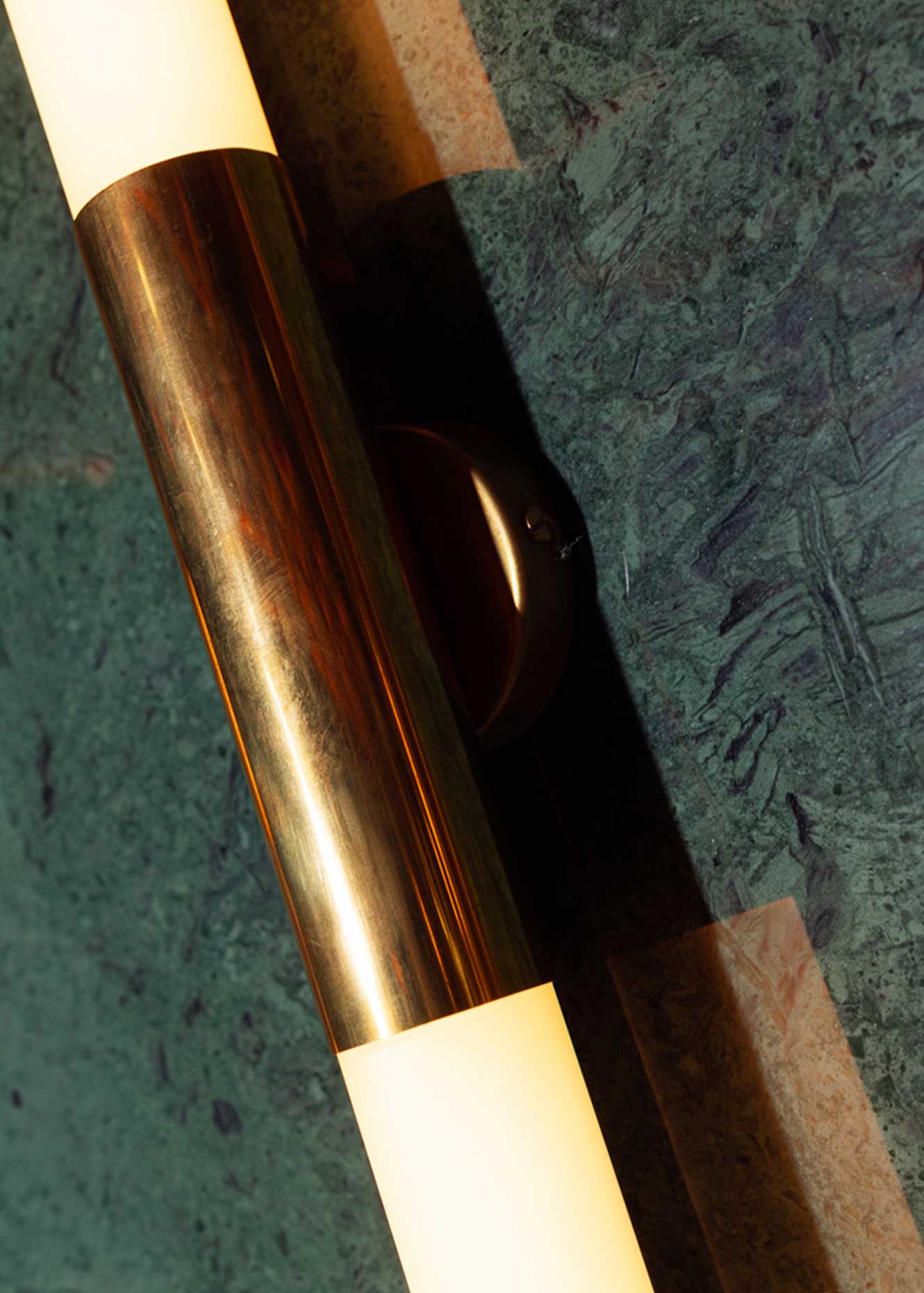 Aplique de pared de latón bruto con tulipas de metacrilato glaseado.