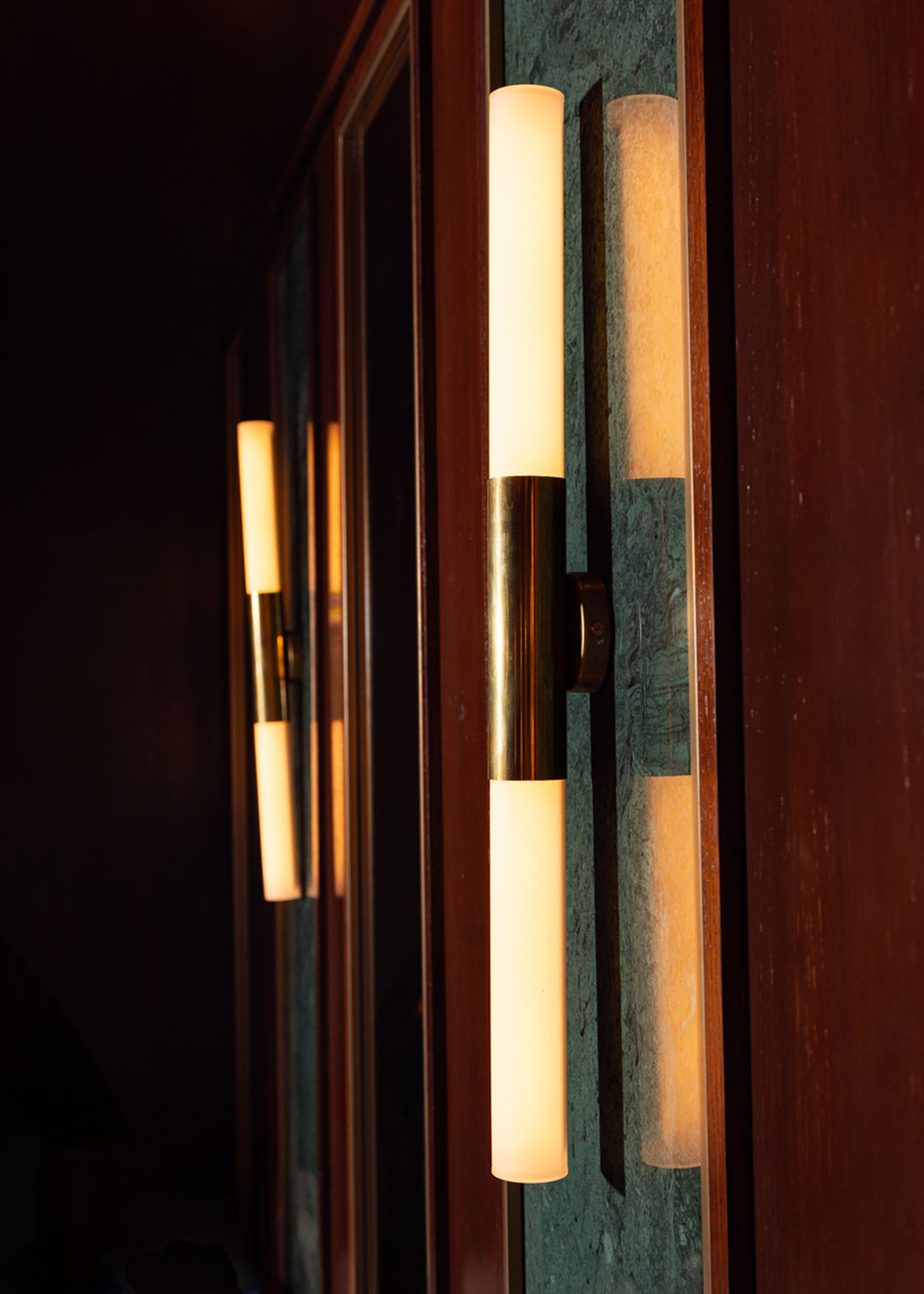 Aplique de pared de latón bruto con tulipas de metacrilato glaseado.