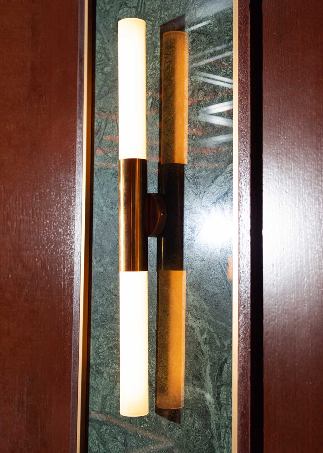 Aplique de pared de latón bruto con tulipas de metacrilato glaseado.